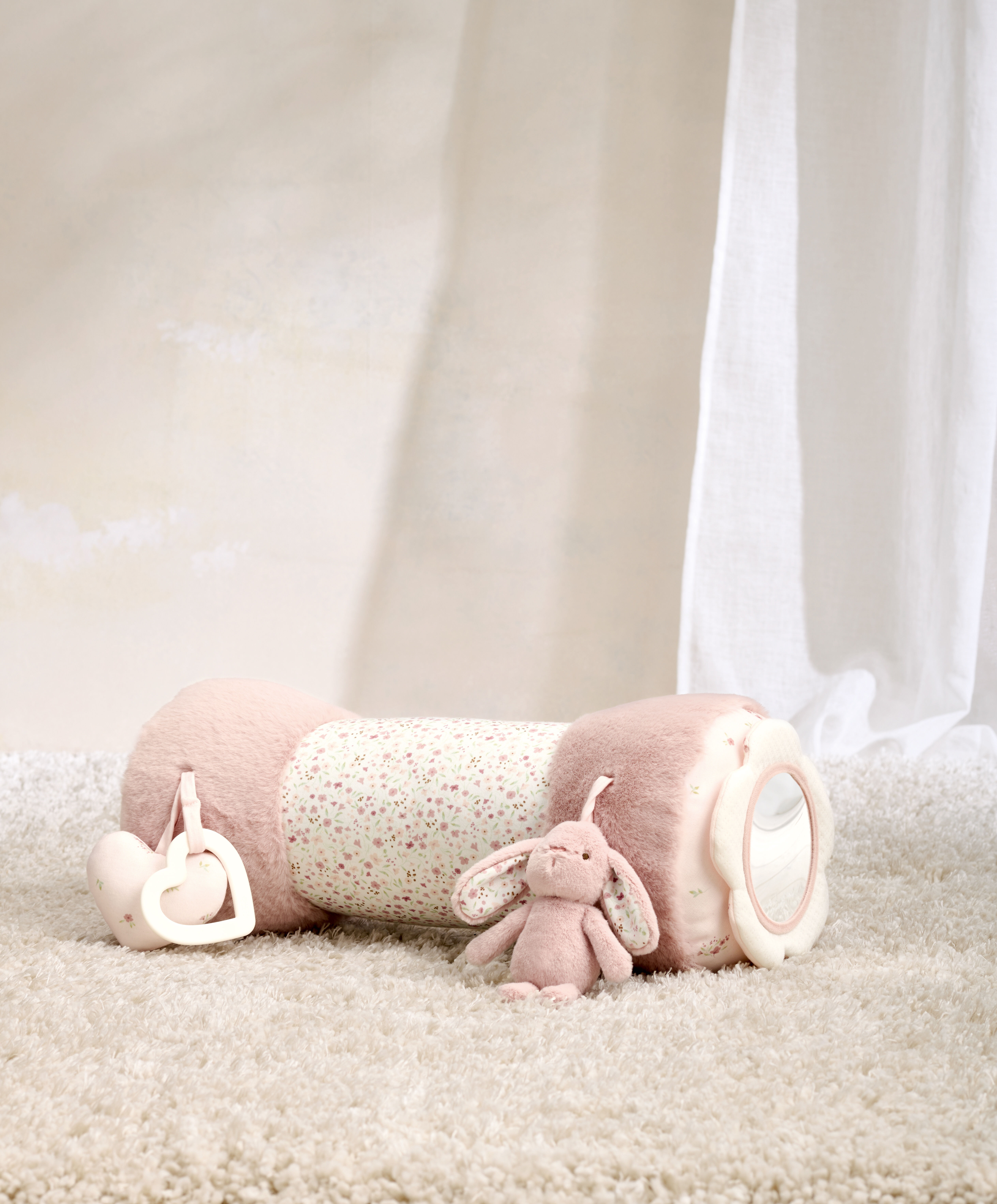 وسادة ملفوفة ويلكم تو ذا وورلد لوقت الاستلقاء على البطن بتصميم أرنب - وردي