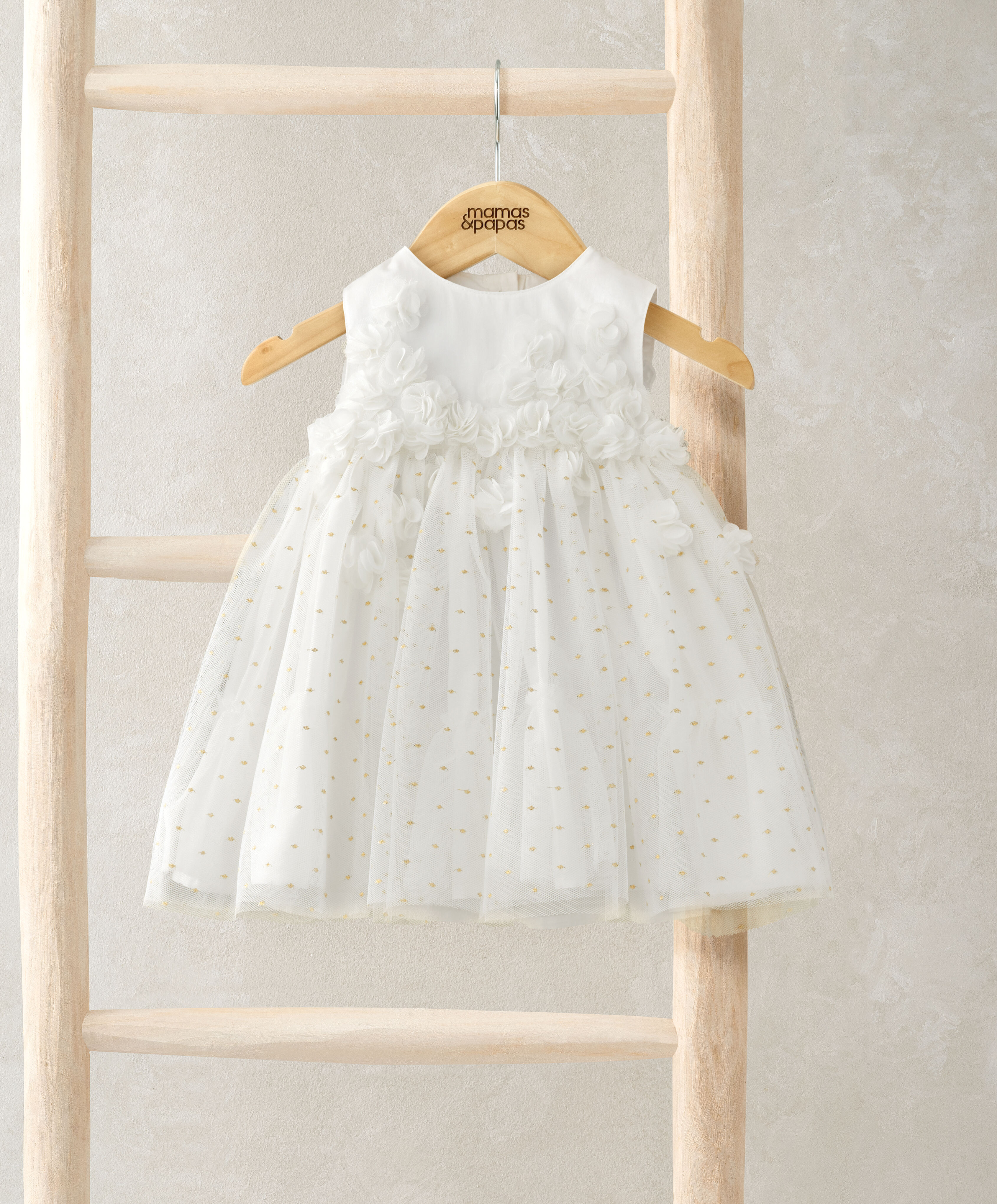 فستان مزين بزهور بارزة متناثرة